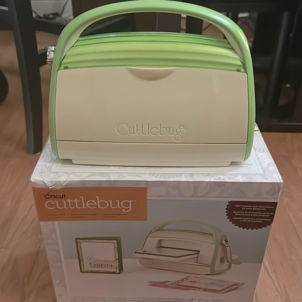 Cricut Cuttlebug never used but comes with original box